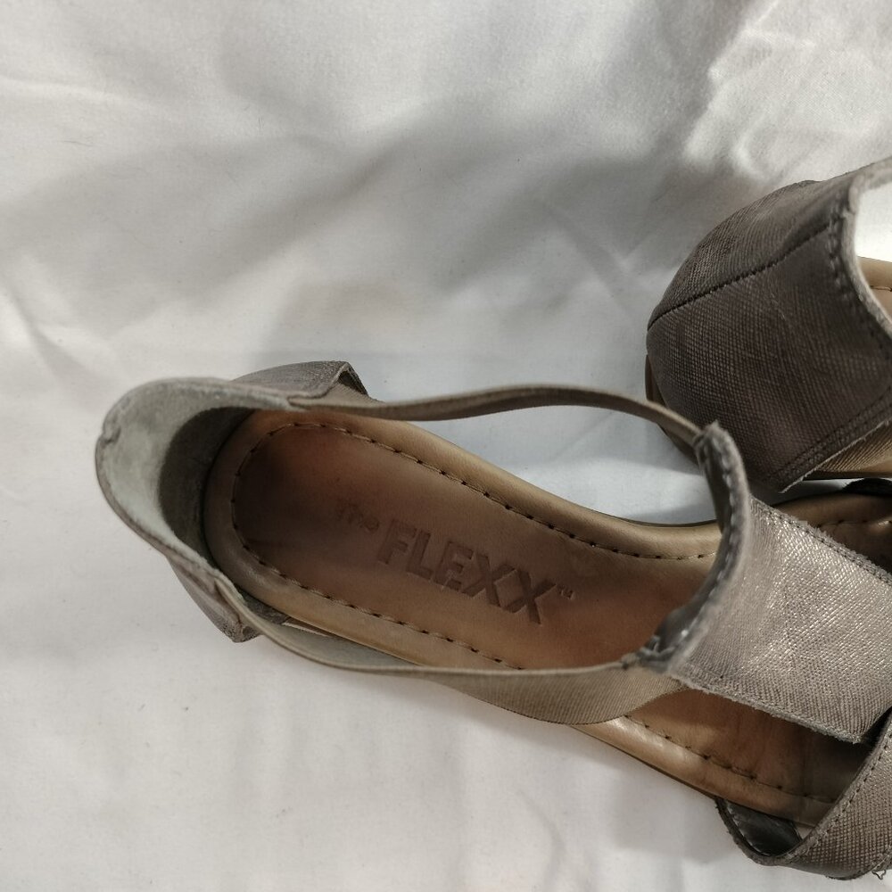 THE FLEXX Metalic Leather T-bar Sandals - Picture 5 of 8
